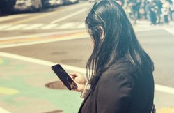 सड़क क्रॉस करते वक्त ना हो दुर्घटना, इस शहर ने खोज निकाला नायाब तरीका