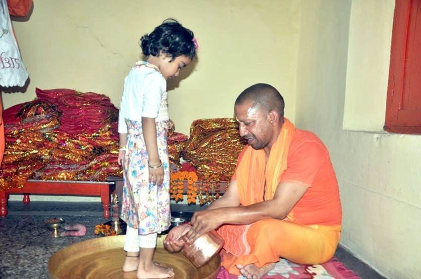 गोरखनाथ मंदिर के ऑफिशियल टि्वटर हैंडल से सीएम योगी की कन्या पूजन की कुछ तस्वीरों को शेयर किया गया। तस्वीर के साथ लिखा, "रामनवमी के पावन पर्व पर श्री गोरखनाथ मंदिर में गोरक्षपीठाधीश्वर महंत योगी आदित्यनाथ जी महाराज द्वारा कन्या पूजन कर शक्ति की अधिष्ठात्री देवी मां भगवती के नवरात्रि व्रत का पारण किया। इस अवसर उन्होंने कहा कि हमारे पर्व गौरवशाली परंपरा और समृद्ध सांस्कृतिक विरासत के प्रतीक हैं।" (Photo: Twitter@GorakhnathMndr)