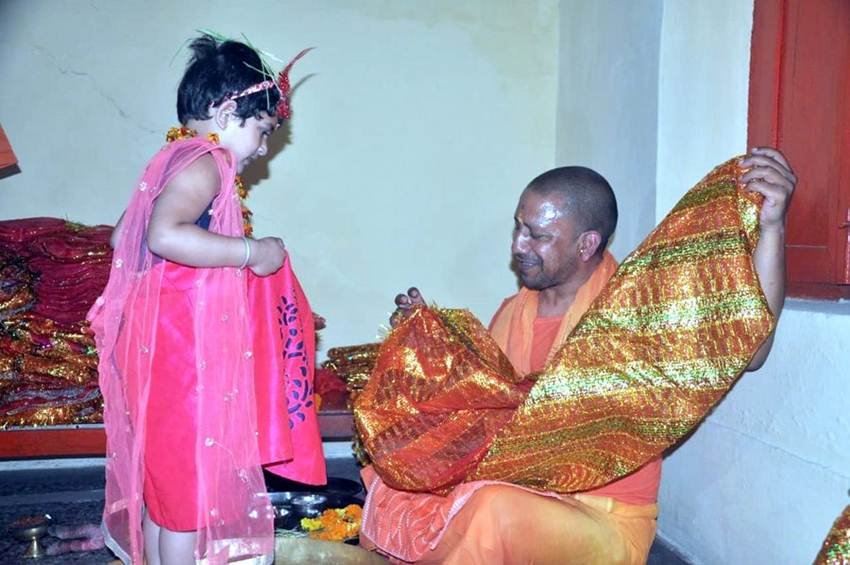 सीएम योगी ने कन्याओं के पैर धोए और खुद उन्हें खाना भी खिलाया। (Photo: Twitter@GorakhnathMndr)