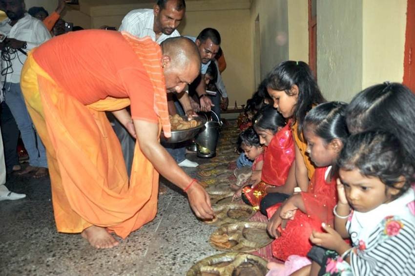 रामनवमी के अवसर पर श्री गोरखनाथ मंदिर स्थित यज्ञशाला में गोरक्षपीठाधीश्वर महंत योगी आदित्यनाथ ने नवरात्रि व्रत पारण पूर्व हवन भी किया। (Photo: Twitter@GorakhnathMndr)