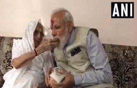 पीएम मोदी का मुंह मीठा कराती उनकी मां हीराबेन मोदी। (image source- ani)