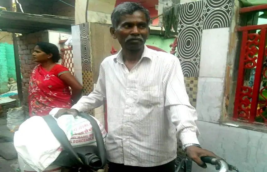 दिल्ली के रोहिणी की जेजे स्लम कॉलोनी निवासी चांद लाल। (फोटो- क्रिस्टीना जॉर्ज) दिल्ली के रोहिणी की जेजे स्लम कॉलोनी निवासी चांद लाल। (फोटो- क्रिस्टीना जॉर्ज)