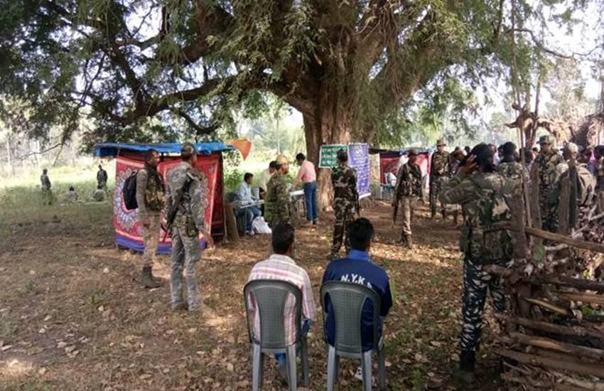छत्तीसगढ़ के नक्सल प्रभावित नारायणपुर जिले में नक्सलियों ने मतदान दलों को नुकसान पहुंचाने बारूदी सुरंग में विस्फोट किया है।