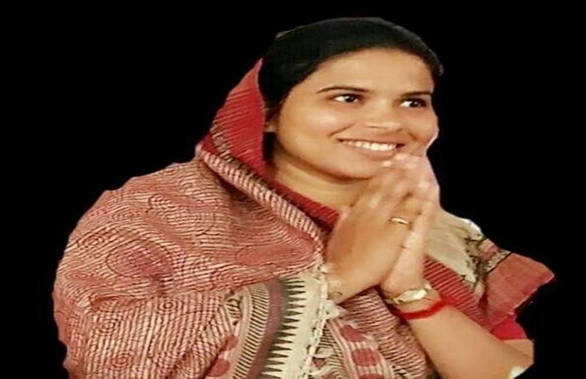 सपा और बसपा गठबंधन ने अपने पुराने प्रयोग को दुबारा अमल में लाकर राजू पाल की पत्नी व इलाहाबाद की विधायक रहीं पूजा पाल पर भरोसा जताया है। 