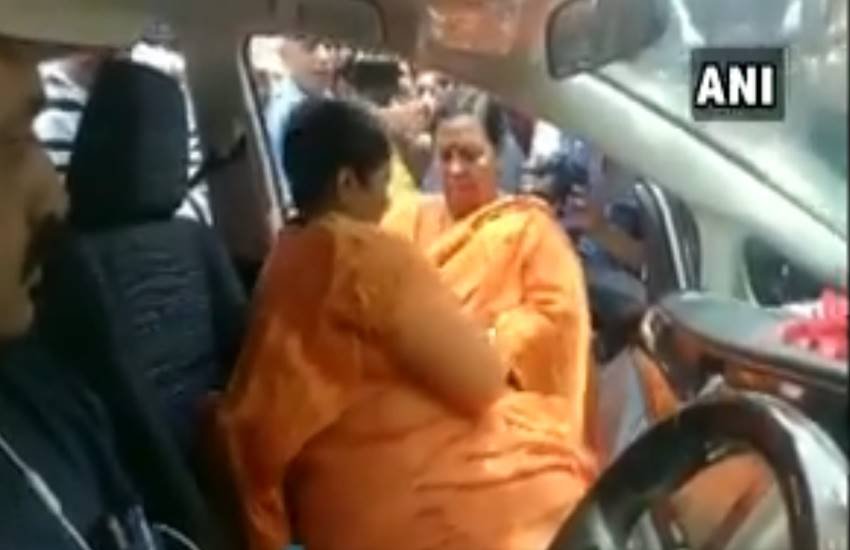मध्य प्रदेश की राजधानी भोपाल में साध्वी प्रज्ञा ठाकुर और उमा भारती की मुलाकात हुई। (Photo: ANI)