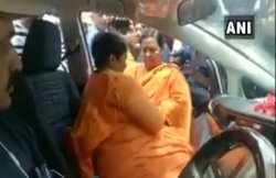Lok Sabha Election 2019: उमा भारती से मिलकर भावुक हुई साध्वी प्रज्ञा के निकले आंसू, जोर से लगाया गले, देखें वीडियो