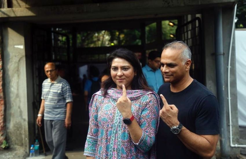 संजय दत्त की बहन प्रिया दत्त ने भी डाला वोट। प्रिया कांग्रेस के टिकट पर चुनाव भी लड़ रही हैं।