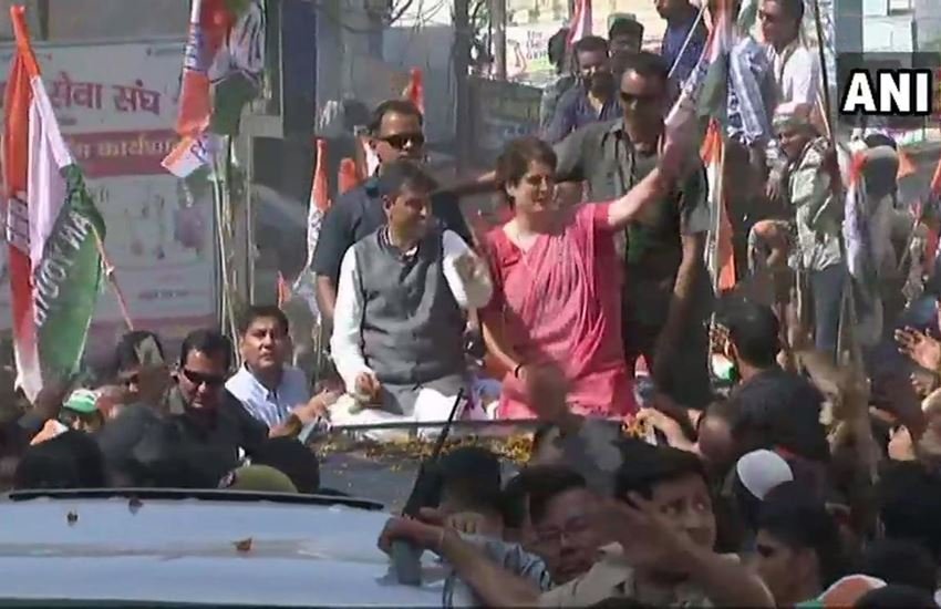 मोदी-मोदी के नारे लगे तो प्रियंका गांधी ने उनपर फेंके फूल, रोड शो में भिड़े बीजेपी-कांग्रेस के कार्यकर्ता
