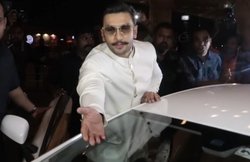 VIDEO: जब करोड़ों की Aston Martin से एयरपोर्ट पहुंचे रणवीर, फैन्‍स को बोले- दूर हट जाओ, महंगी गाड़ी है