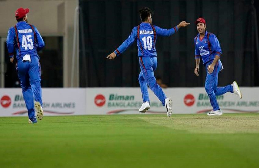 अफगानिस्तान क्रिकेट का कप्तान बदलने से नाराज राशिद खान और मोहम्मद नबी। (AP Photo/Anupam Nath)