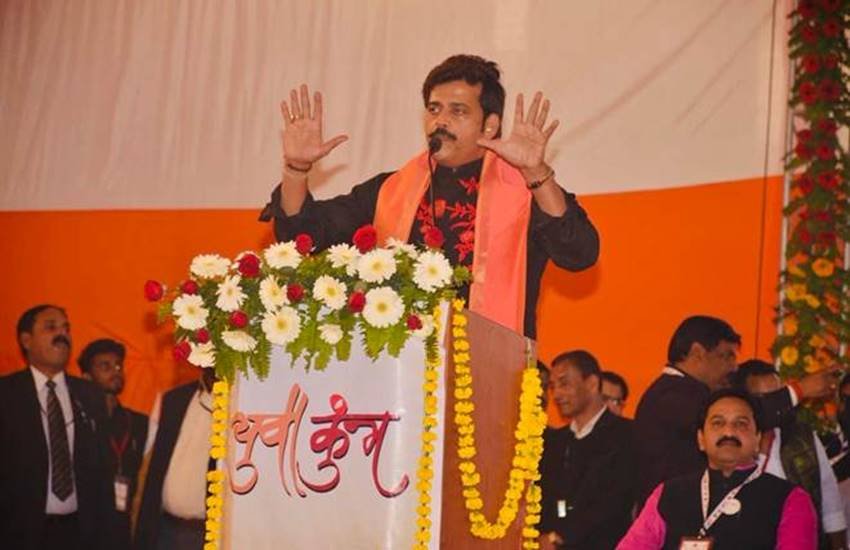 भाजपा ने गोरखपुर से मौजूदा सांसद प्रवीण निषाद को संत कबीरनगर से टिकट जबकि विधायक को जूतों से पीटने वाले सांसद त्रिपाठी की जगह उनके पिता को टिकट दिया