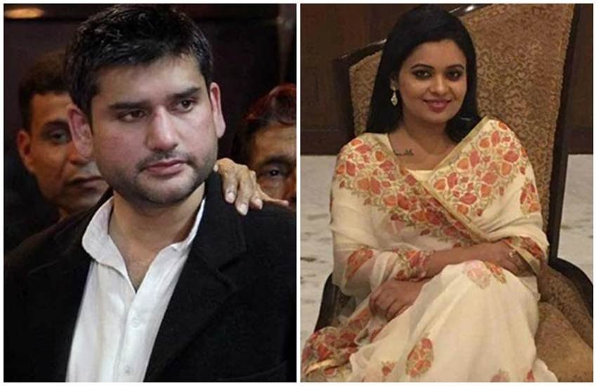 (रोहित शेखर तिवारी और उनकी पत्नी अपूर्वा। फोटो सोर्स: फाइनेंनशियल एक्सप्रेस)