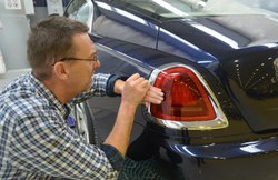 Rolls-Royce की सभी कारों को ये शख्स करता है पेंट, जानिए ऐसी ही 10 रोचक बातें