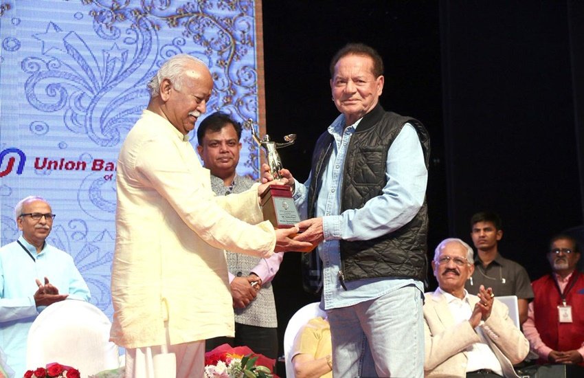 सलीम खान को यह पुरस्कार मोहन भागवत ने दिया।(फोटो सोर्स- ट्विटर/taran Adarsh) सलीम खान को यह पुरस्कार मोहन भागवत ने दिया।(फोटो सोर्स- ट्विटर/taran Adarsh)