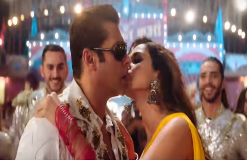 स्लो मोशन सॉन्ग में सलमान खान को किस करतीं दिशा।(फोटो सोर्स-वीडियो स्नैप शॉट)