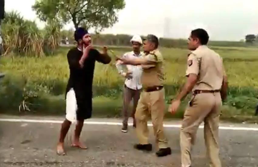 पुलिस और सरदार की बहस के वीडियो का स्नेपशॉट, फोटो सोर्स- ट्विटर (Benarasiyaa)