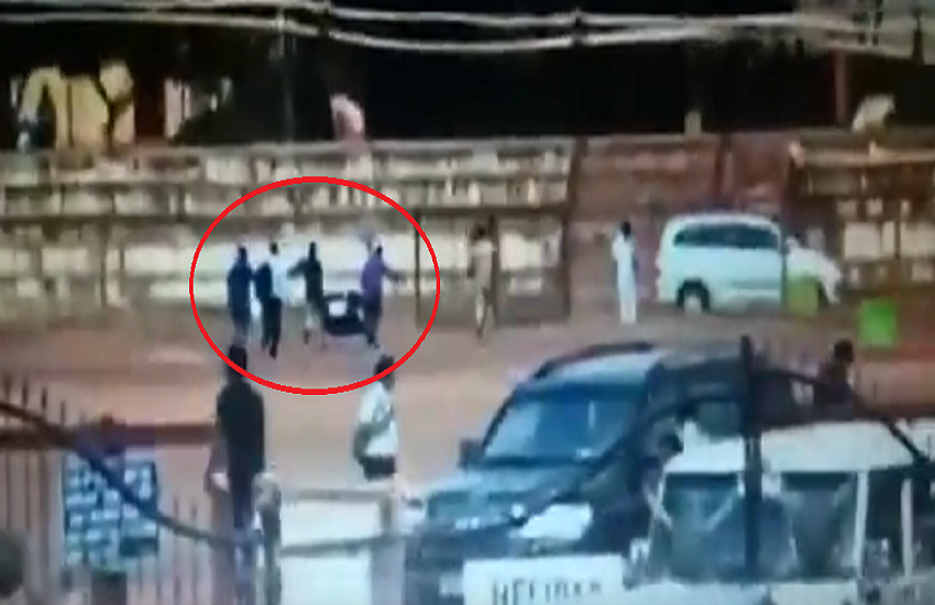 Loksabha election: मोदी के हेलिकॉप्टर से उतारा गया बॉक्स। (PC- video screenshot)  Loksabha election: मोदी के हेलिकॉप्टर से उतारा गया बॉक्स। (PC- video screenshot)