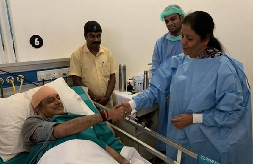 घायल शशि थरूर को हॉस्पिटल में देखने पहुंचीं निर्मला सीतारमण, कांग्रेस सांसद ने कहा- भारतीय राजनीति में शिष्टाचार दुर्लभ गुण