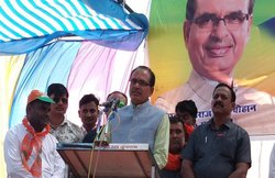 हेलिकॉप्टर लैंडिंग की अनुमति नहीं मिली तो भड़के शिवराज, कहा- पिट्ठू कलेक्टर सुन लें, जल्दी ही हमारे दिन आएंगे