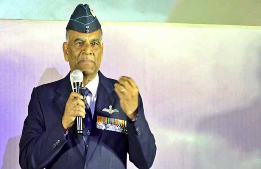 विंग कमांडर अभिनंदन के पिता ने बताई एयरस्ट्राइक की पूरी कहानी। (फोटो सोर्स: द इंडियन एक्सप्रेस)