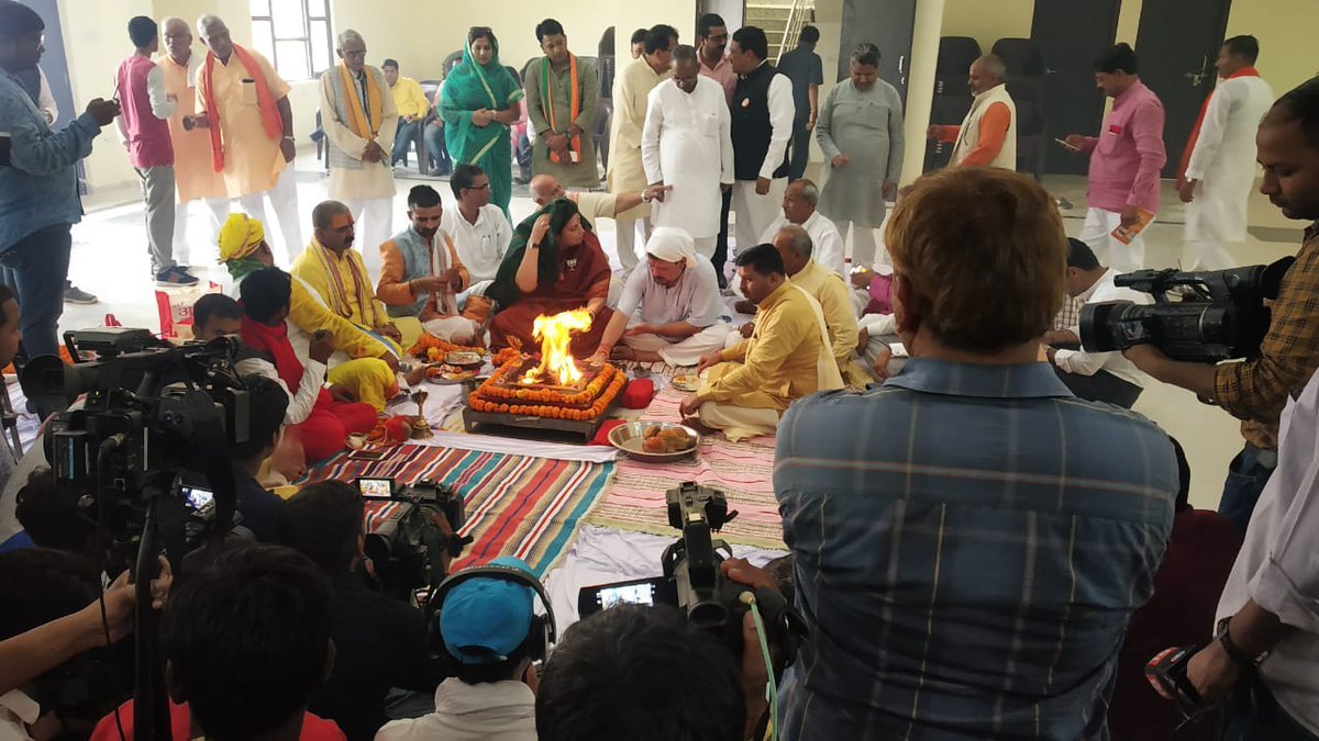 Sonia Gandhi, Smriti Irani, Sonia Gandhi havan, Smriti irani pooja, Sonia Gandhi nominations, Amethi, rae bareli, Smriti irani nomination, Uttar pradesh, Lok Sabha elections,