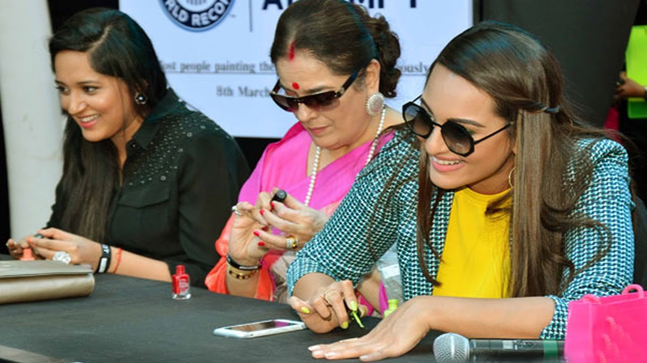 Deepika Padukone, PK, Baahubali: The Beginning, aamir khan, hrithik roshan, ranbir kapoor, kareena kapoor, Guinness World Records, sonakshi sinha, prabhas,
