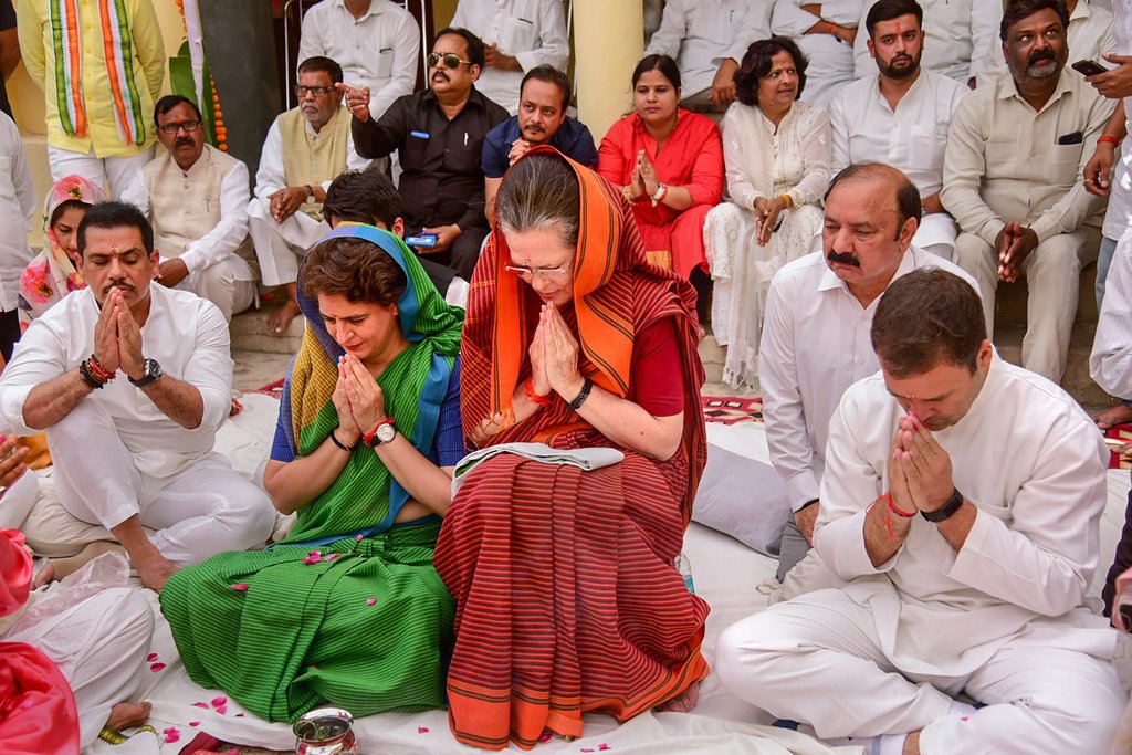 नामांकन से पहले रायबरेली में पूजा करतीं सोनिया गांधी, राहुल, प्रियंका गांधी और रॉबर्ट वाड्रा। (फोटो-PTI)