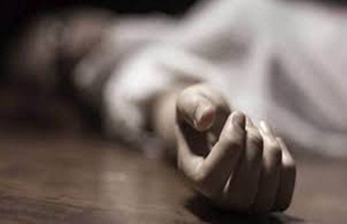 पड़ोसी करता था छेड़छाड़, पति-पत्नी ने बेटी के साथ खाया जहर, एक की मौत