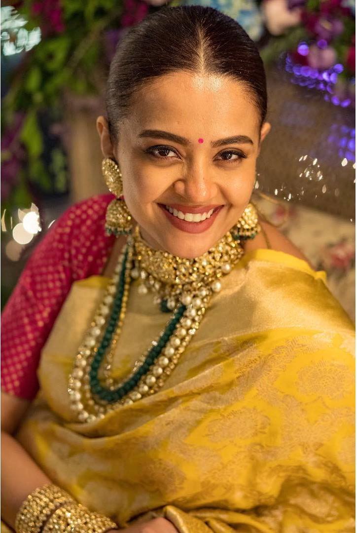 surveen chawla, surveen chawla became mothe, baby girl, Surveen Chawla Gives Birth A Baby Girl, Recently surveen chawla pregnant, surveen chawla godh bharai, surveen chawla baby shower, hate story 2 , kahiin to hoga, surveen chawla share mothe feeling, surveen chawla Birth Baby Girl,