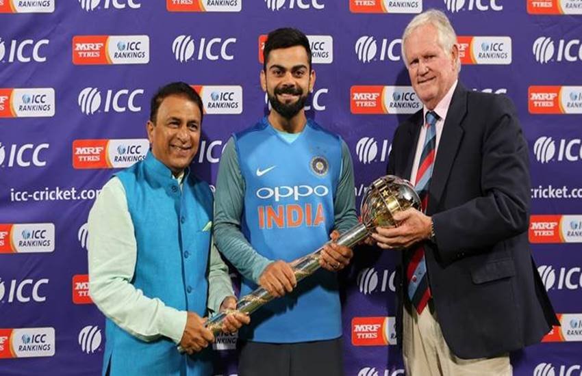 पूर्व भारतीय खिलाड़ी सुनील गावस्कर के साथ भारतीय कप्तान विराट कोहली।(Source: BCCI File)