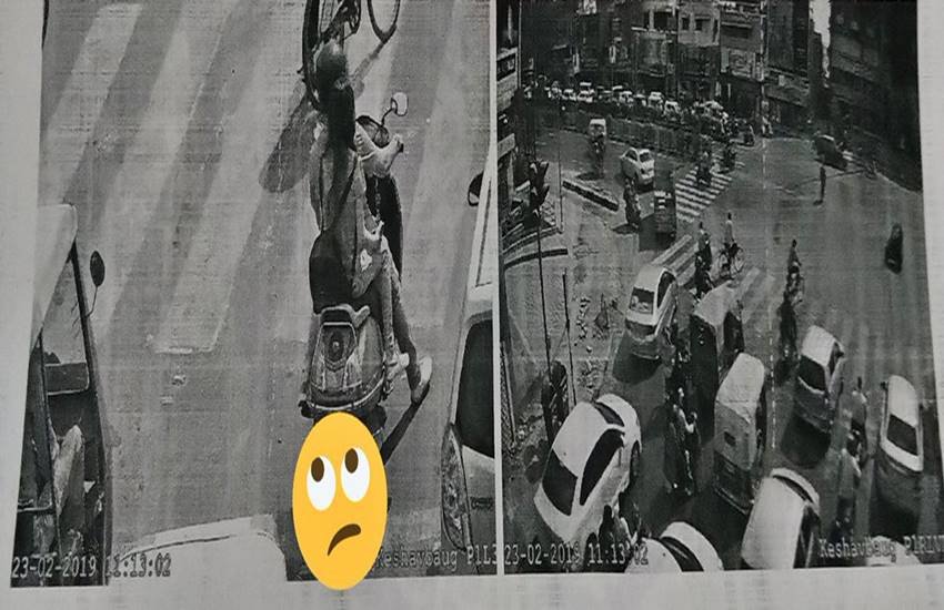 ट्रैफिक रूल्स तोड़ते हुए कपल की फोटो, फोटो सोर्स- ट्विटर (@VatsalParekh14)