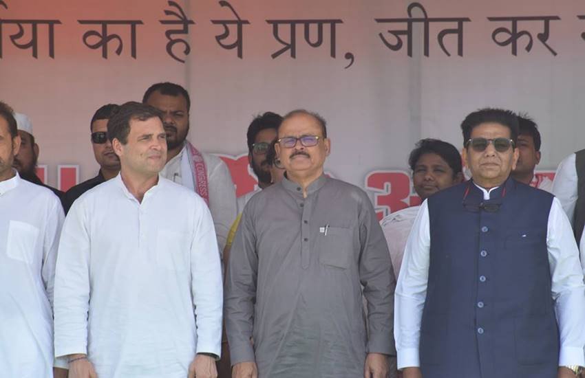 कांग्रेस अध्यक्ष राहुल गांधी के साथ पूर्णिया के उम्मीदवार उदय सिंह उर्फ पप्पू सिंह। बीच में हैं तारिक अनवर। (फोटो-फेसबुक)