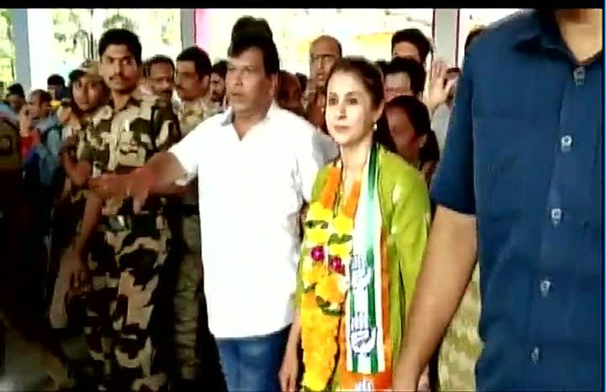 कांग्रेस नेता उर्मिला मातोंडकर (फोटो सोर्स: ट्विटर)