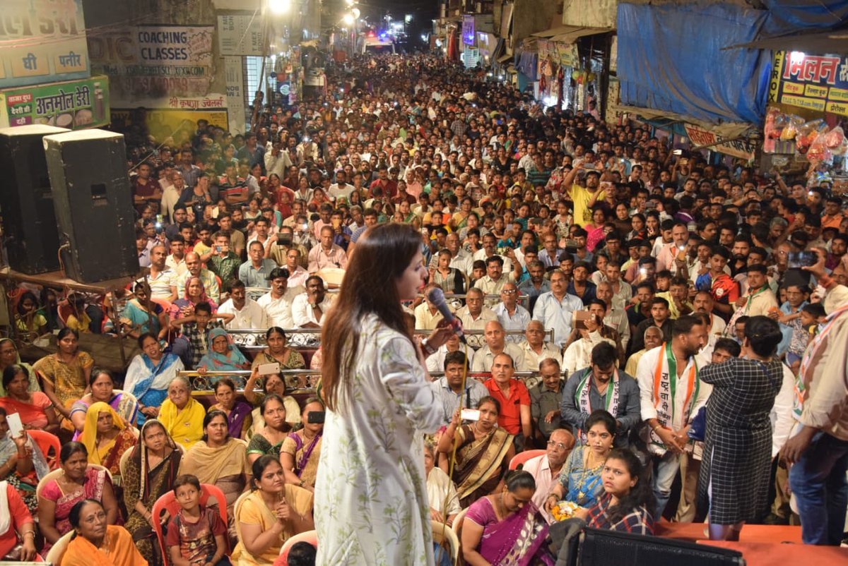 फिल्मी दुनिया में तो उर्मिला ने खूब नाम कमाया लिहाजा अब देखना यह होगा कि राजनीति पारी में वह कैसा प्रदर्शन कर पाती हैं यह तो चुनाव के रिजल्ट के बाद ही मालूम होगा।