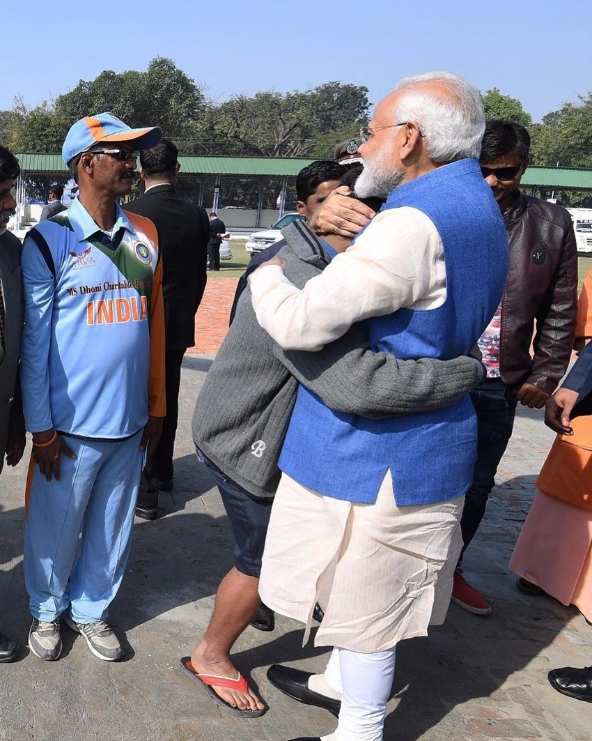 संसदीय क्षेत्र वाराणसी में एक व्यक्ति से मिलते हुए पीएम ने लिखा, अपने नौजवान दोस्त से मिलना मेरे लिए बहुमूल्य समय था। इनकी ऊर्जा हमेशा प्रेरित करतीं हैं।
