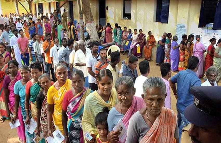 तमिलनाडु के मदुरै में वोटिंग बूथ के बाहर कतार में खड़े मतदाता। (फोटोः पीटीआई)