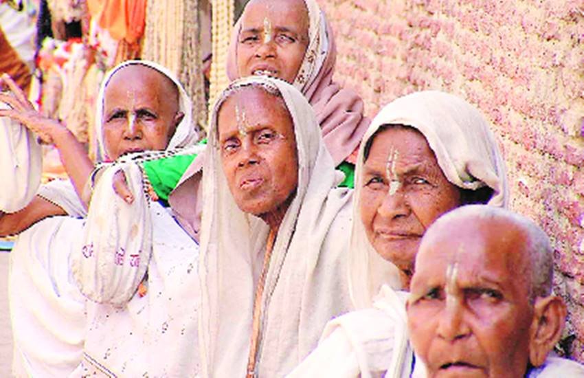 पिछले लोकसभा चुनाव में तो वृंदावन की विधवाओं पास मतदाता पहचान पत्र भी नहीं थे लेकिन इस बार राज्य सरकार द्वारा संचालित निराश्रय सदनों में रहने वाली करीब 60 फीसद निराश्रित विधवाओं के पास मतदाता पहचान पत्र हैं। लेकिन यक्ष प्रश्न यह है कि क्या वे मतदान करेंगी