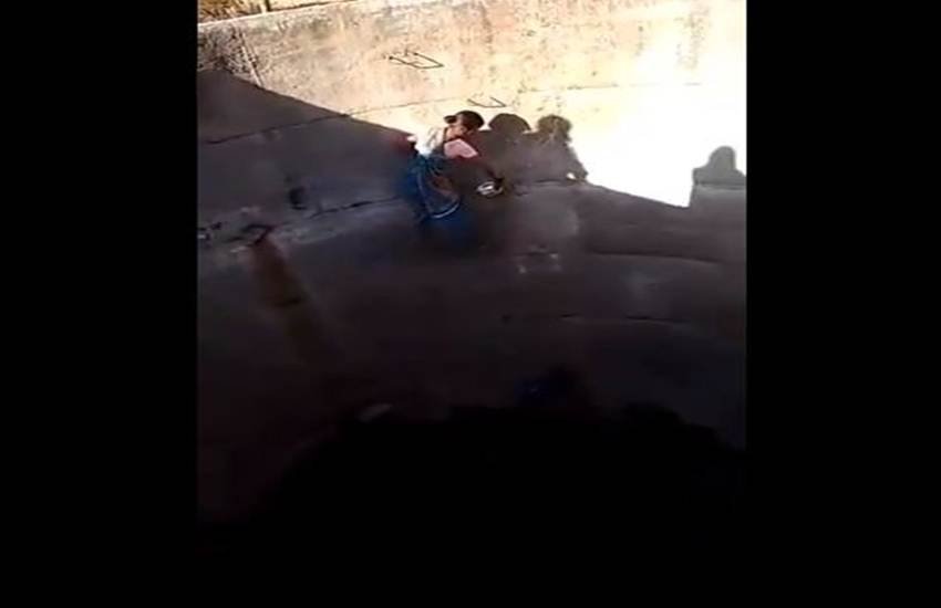 पानी के लिए कुएं में उतरती एक महिला। (फोटो सोर्स: Video grab image)