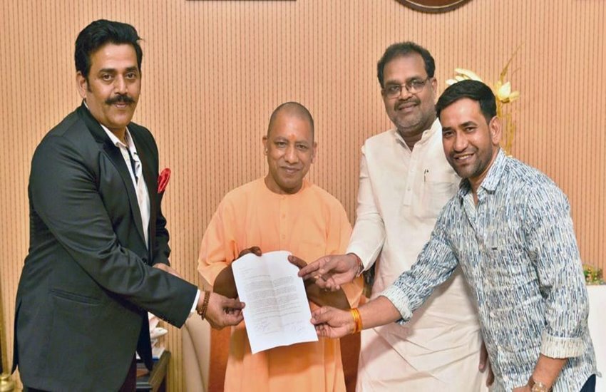 सीएम योगी आदित्यनाथ के साथ निरहुआ और रवि किशन
फोटो सोर्स- इंडियन एक्सप्रेस
सीएम योगी आदित्यनाथ के साथ निरहुआ और रवि किशन
फोटो सोर्स- इंडियन एक्सप्रेस