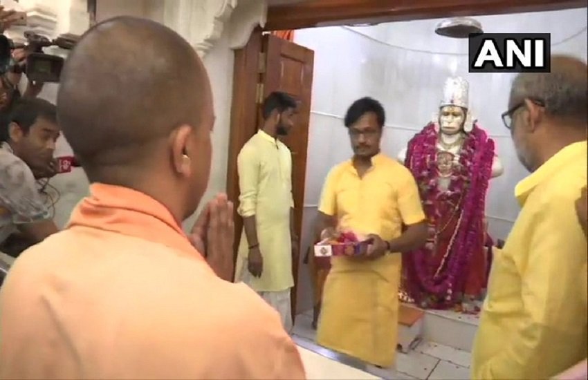 हनुमान मंदिर में पूजा करते उत्तर प्रदेश के मुख्यमंत्री योगी आदित्यनाथ। (pc- ANI) 