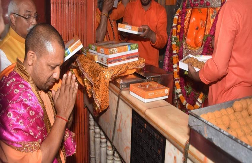 काशी विश्वनाथ धाम में योगी आदित्यनाथ (फोटो-पीटीआई)