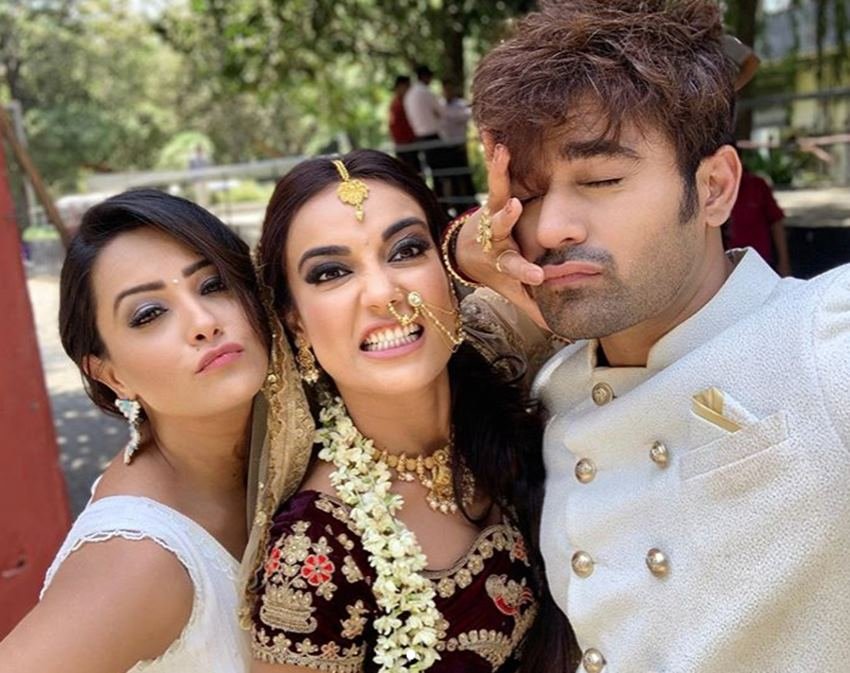 Surbhi Jyoti and Pearl V Puri, Naagin 3 Star Cast On Masti Mood, Naagin 3 stars having Fun in Shooting Set, Pictures of Surbhi Jyoti, Pearl V Puri, Anita Hasnandani, entertainment news, bollywood news, television news, entertainment news