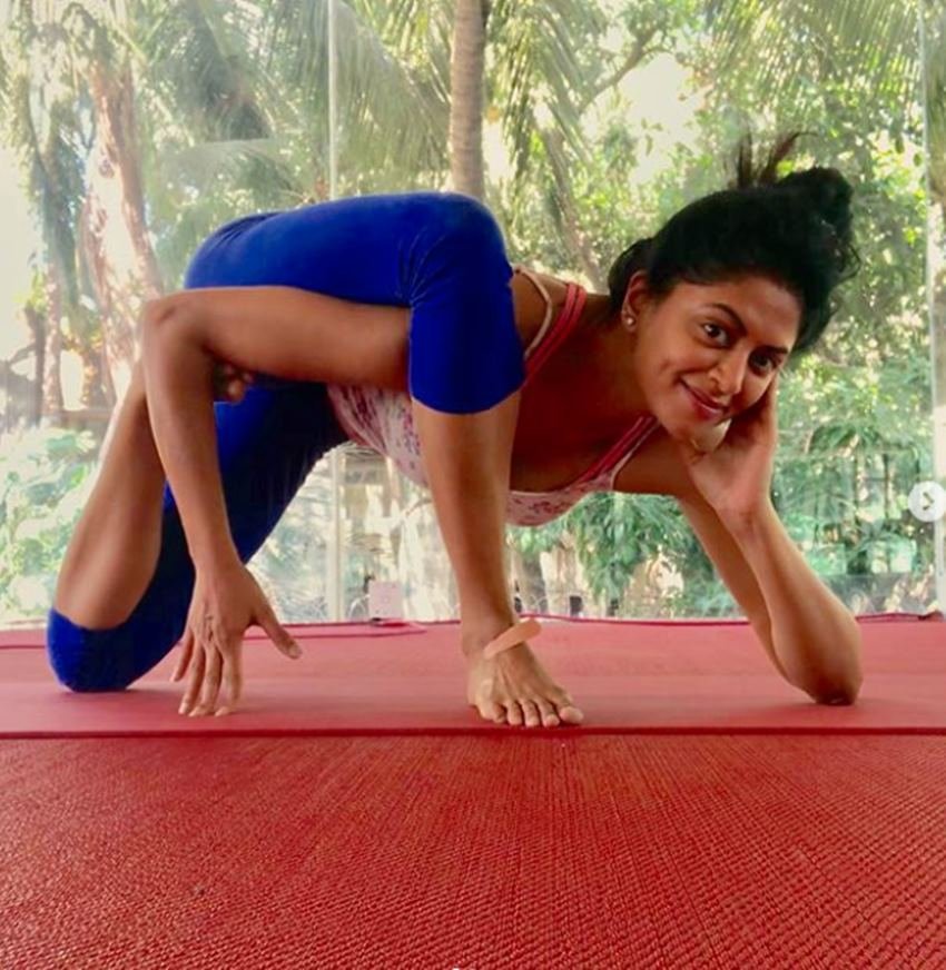 kavita kaushik, kavita kaushik unbelievable yoga aasan, Kavita Kaushik, Tv actress Kavita Kaushik, Kavita Kaushik making people aweful with her yoga, users trolls, users are trolling chandramukhi choutala , entertainment news, bollywood news, television news, entertainment news