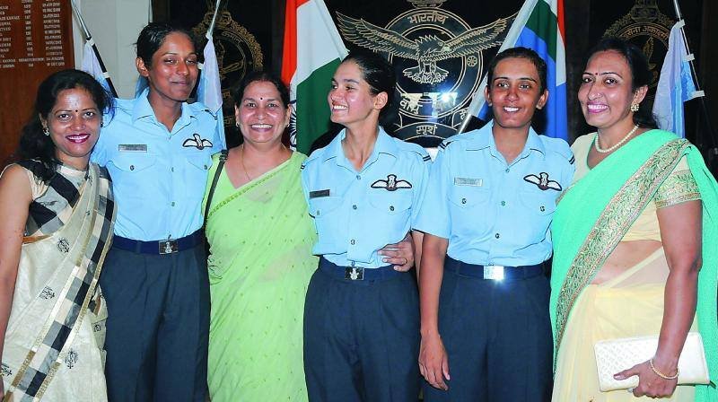 first Female fighter pilot, Bhawana Kanth, Female fighter pilot, MiG 21 fighter aircraft, Mohana Singh, Avani Chaturvedi
