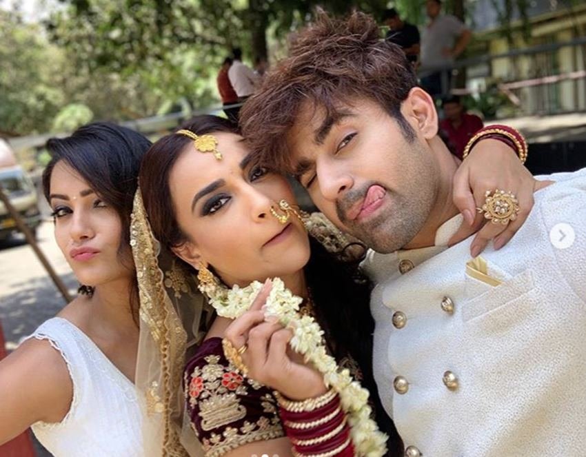 Surbhi Jyoti and Pearl V Puri, Naagin 3 Star Cast On Masti Mood, Naagin 3 stars having Fun in Shooting Set, Pictures of Surbhi Jyoti, Pearl V Puri, Anita Hasnandani, entertainment news, bollywood news, television news, entertainment news