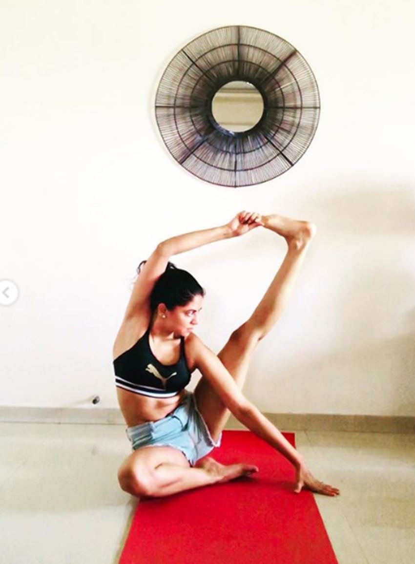kavita kaushik, kavita kaushik unbelievable yoga aasan, Kavita Kaushik, Tv actress Kavita Kaushik, Kavita Kaushik making people aweful with her yoga, users trolls, users are trolling chandramukhi choutala , entertainment news, bollywood news, television news, entertainment news