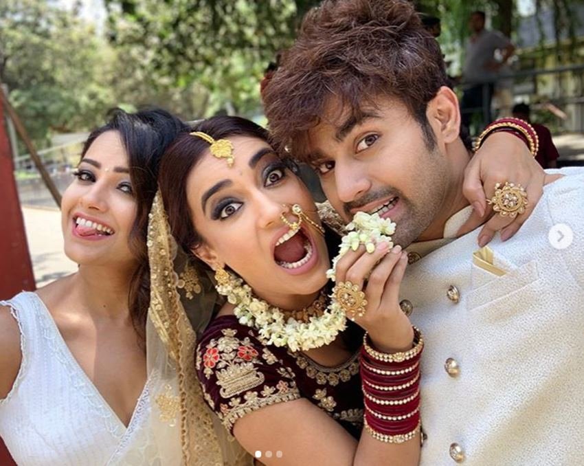 Surbhi Jyoti and Pearl V Puri, Naagin 3 Star Cast On Masti Mood, Naagin 3 stars having Fun in Shooting Set, Pictures of Surbhi Jyoti, Pearl V Puri, Anita Hasnandani, entertainment news, bollywood news, television news, entertainment news