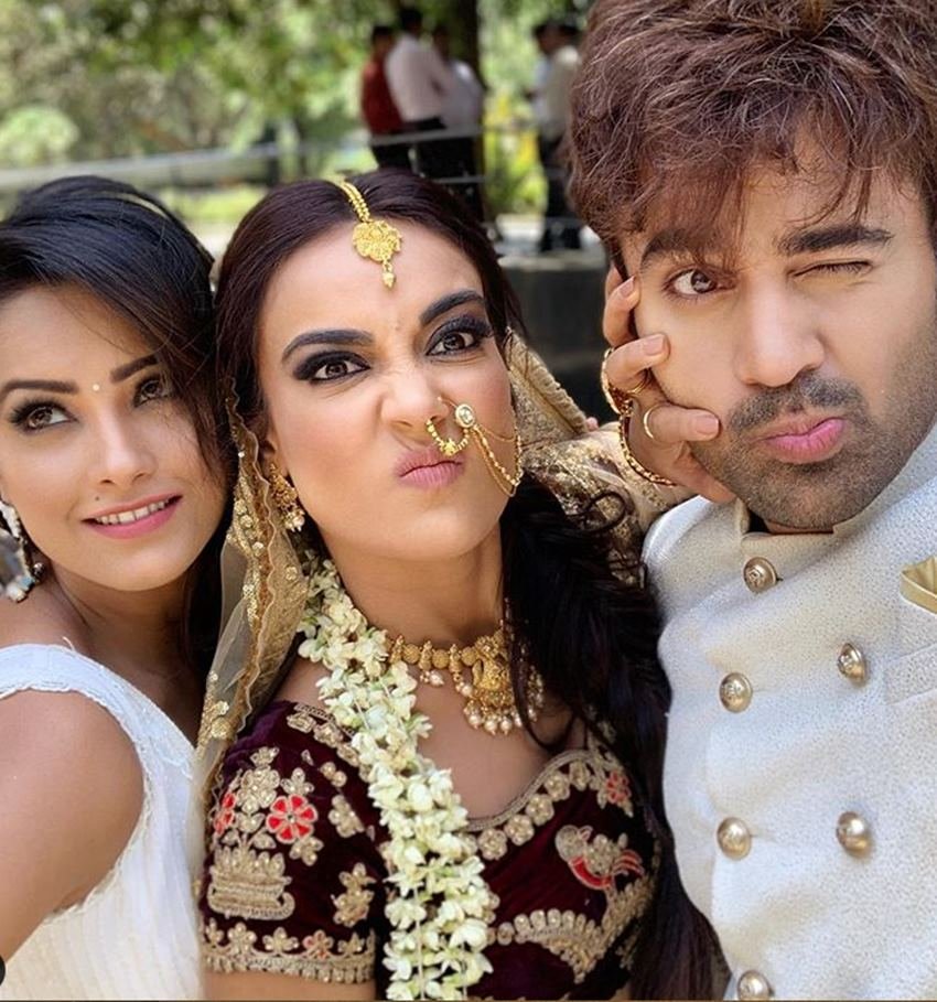 Surbhi Jyoti and Pearl V Puri, Naagin 3 Star Cast On Masti Mood, Naagin 3 stars having Fun in Shooting Set, Pictures of Surbhi Jyoti, Pearl V Puri, Anita Hasnandani, entertainment news, bollywood news, television news, entertainment news