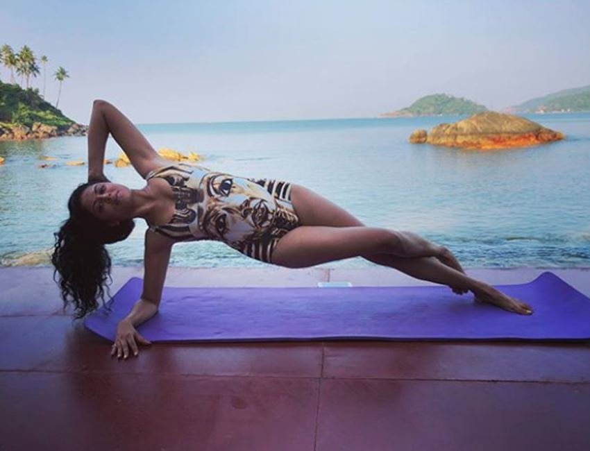 kavita kaushik, kavita kaushik unbelievable yoga aasan, Kavita Kaushik, Tv actress Kavita Kaushik, Kavita Kaushik making people aweful with her yoga, users trolls, users are trolling chandramukhi choutala , entertainment news, bollywood news, television news, entertainment news
