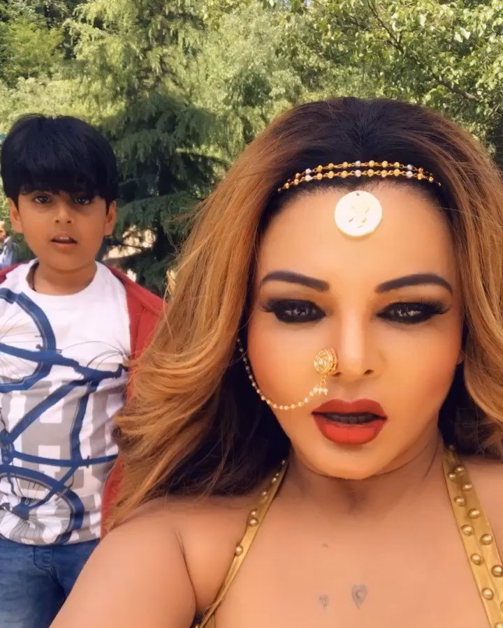 Rakhi Sawant, Rakhi sawant film, Dhara 370, धारा 370, राखी सावंत पाकिस्तानी झंडा, Rakhi Sawa nt controversy, Rakhi sawant with pakistani flag